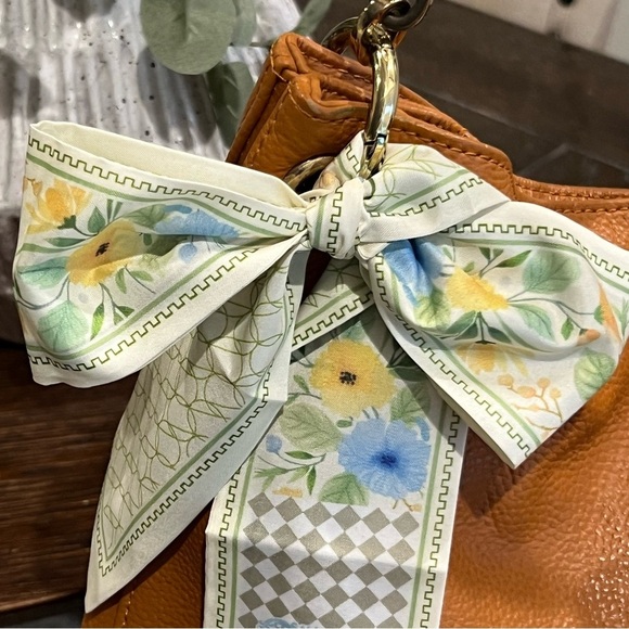 Elegant Currie & Pelle Tan Leather Handbag with Gold Accent - Picture 5 of 11